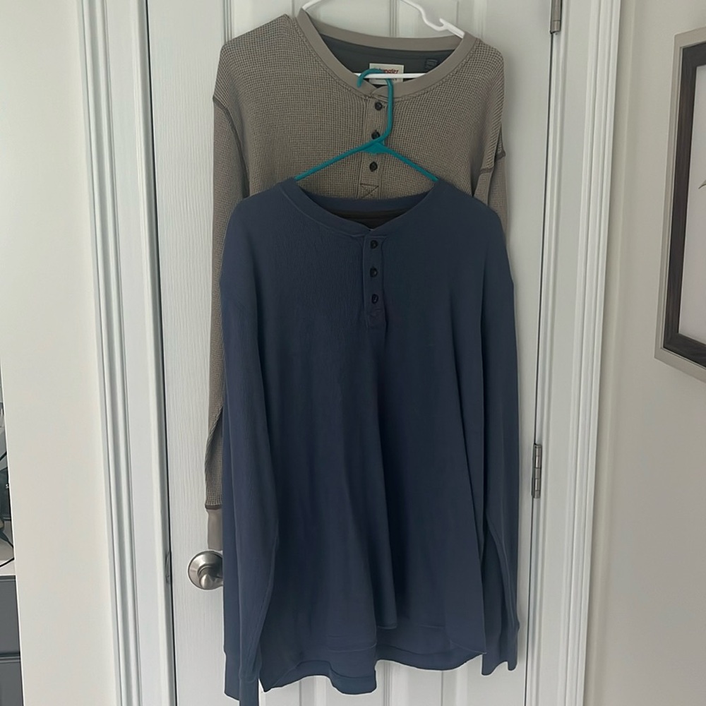 2 Men’s XL Wrangler long sleeve shirts. Hardly worn. 1 grayish blue and 1 tan